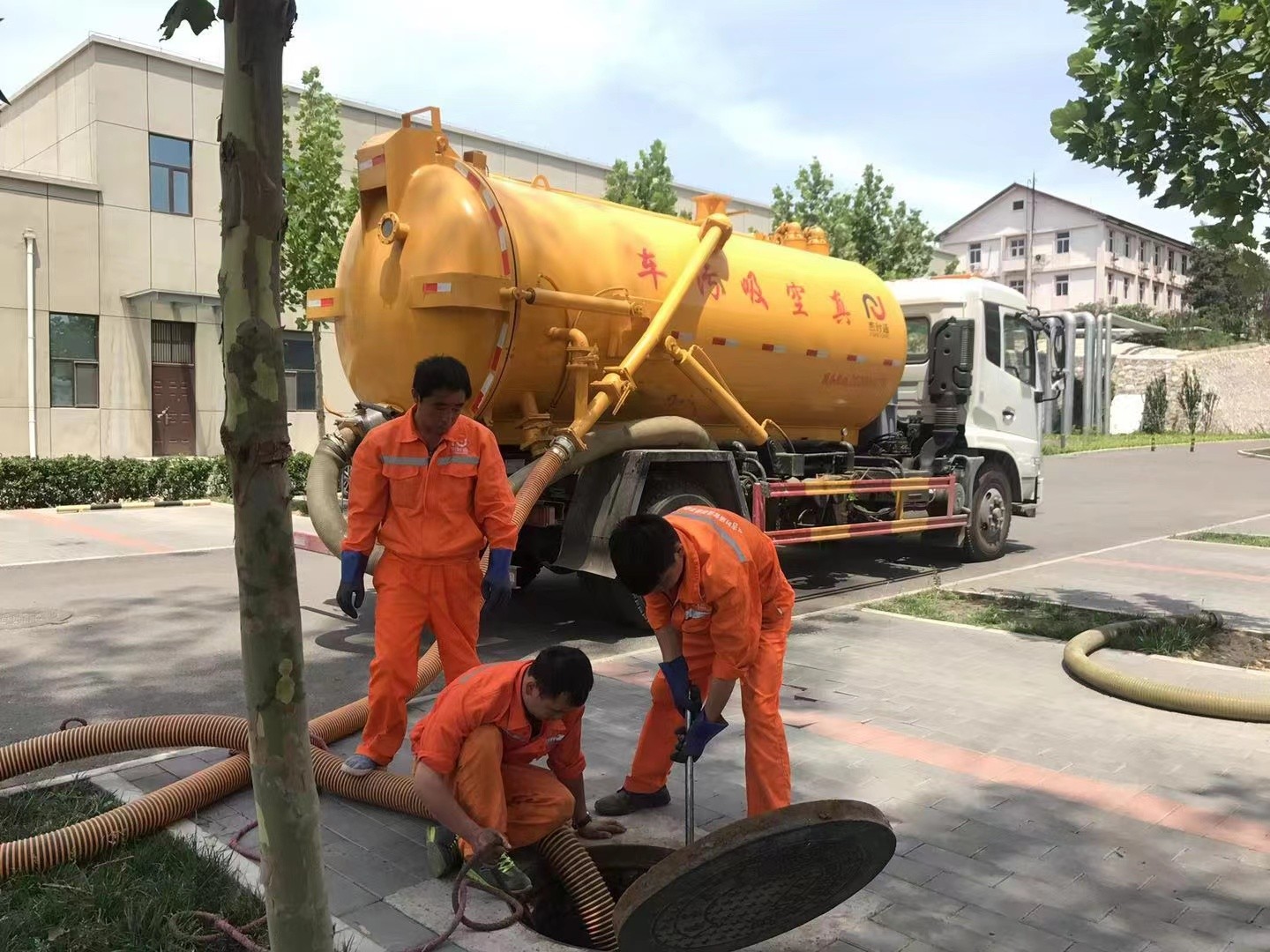 庆元管道疏通车停在窨井附近