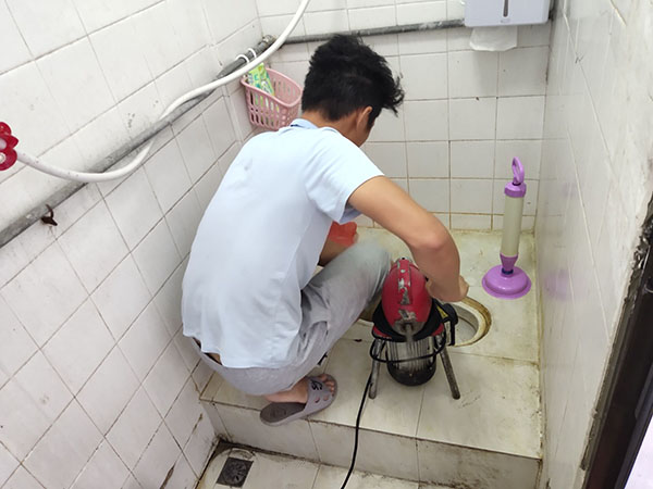 庆元管道堵塞冒臭气 专业师傅现场解决问题